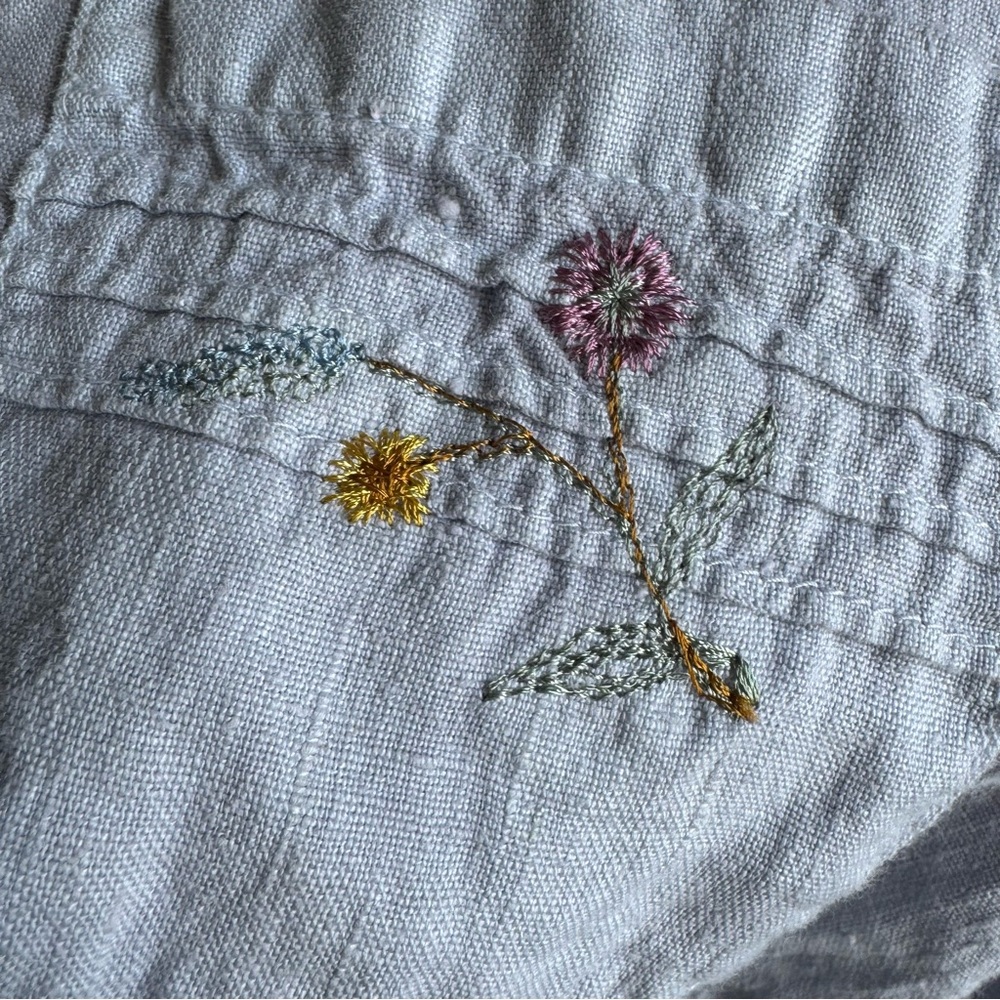 Vintage 90’s Hot Cotton 100% Linen Light Blue Embroidered Floral Button Down Top - Picture 8 of 8